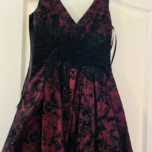 Elegant Red and Black Sleeveless Dress